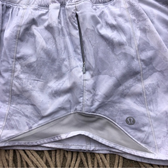 Lululemon Hotty Hot Shorts Size 4 Tall - Mini Tropical Shadow Starlight - Picture 6 of 9